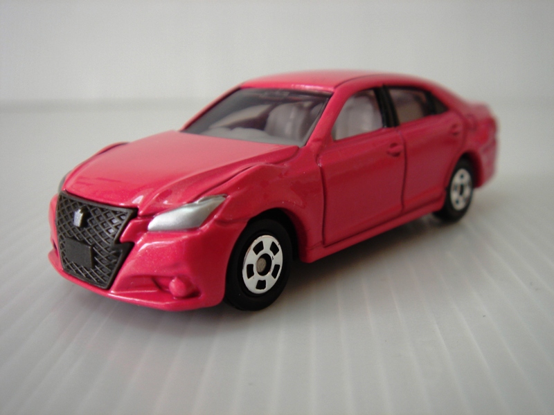 Tomy 092-07 Toyota Crown Athlete 01 2014-Feb.JPG