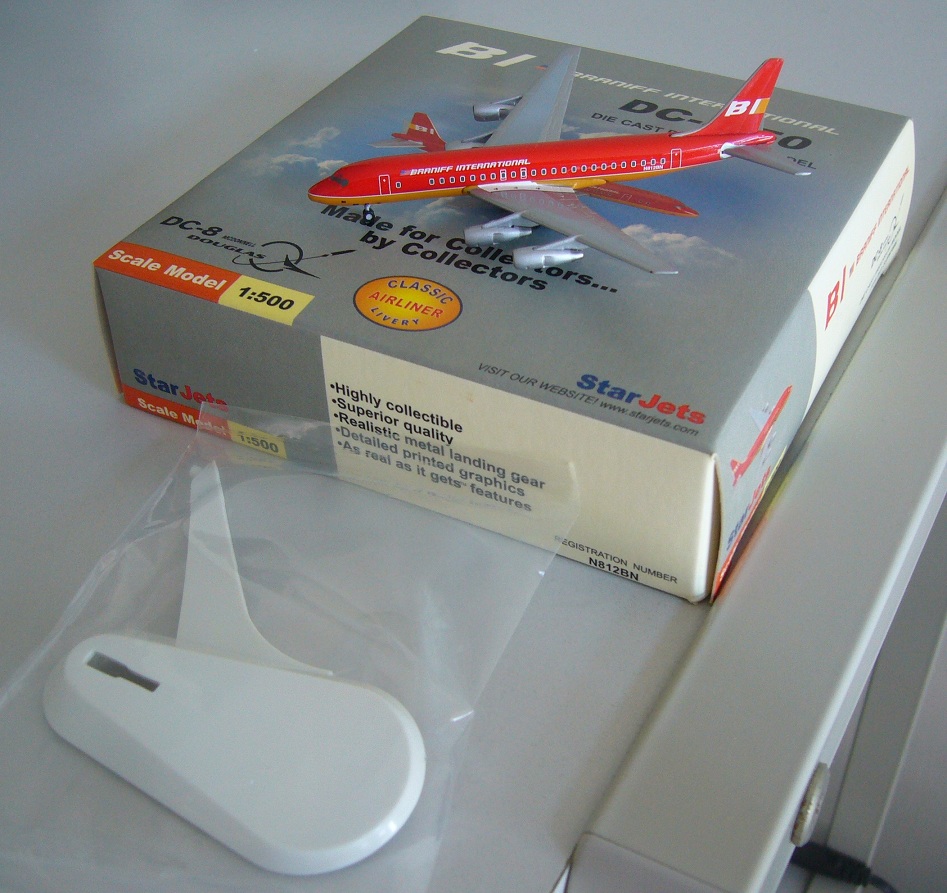 7 63116 75086 2 SJ Braniff Intl DC-8-50 Red a.JPG