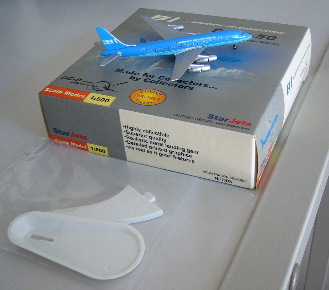 7 63116 75085 5 SJ Braniff Intl DC-8-50 Blue b.JPG