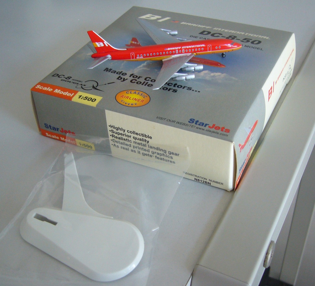 7 63116 75086 2 SJ Braniff Intl DC-8-50 Red b.JPG