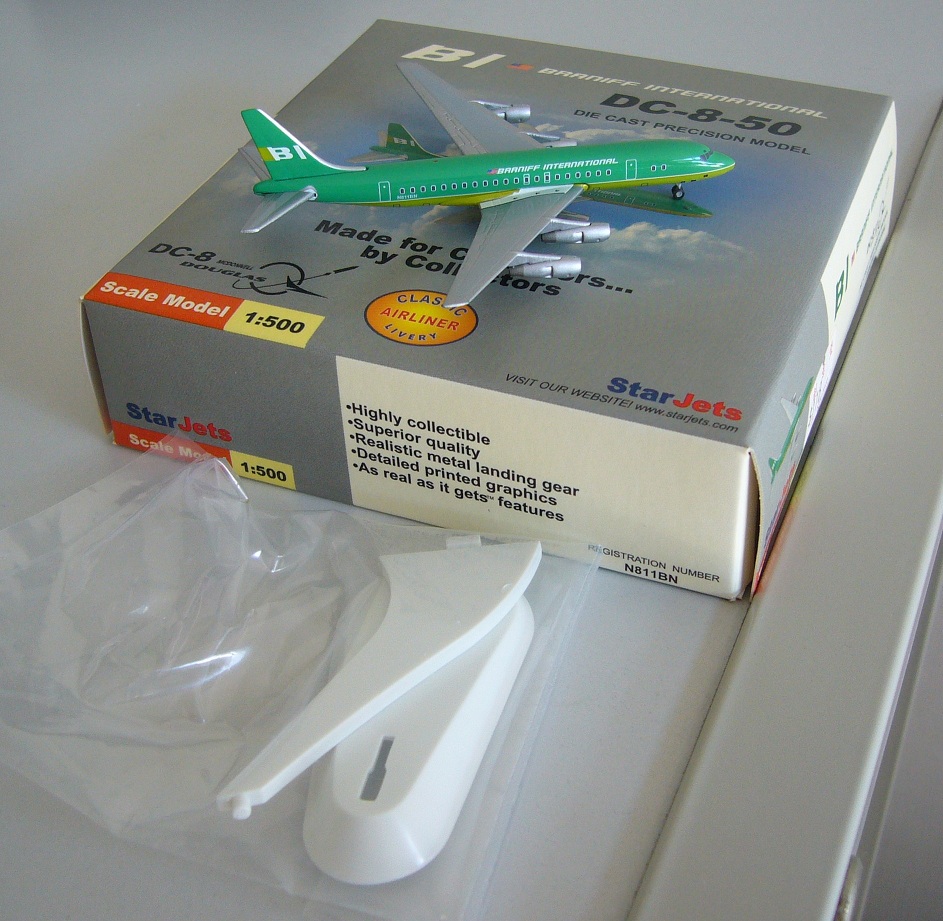 7 63116 75084 8 SJ Braniff Intl DC-8-50 Green b.JPG