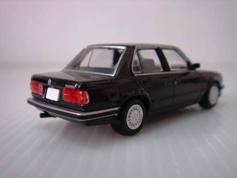 TomyTec Tomica Limited Vintage Neo LV-N93b BMW 325i (Black) 03 2014 July.JPG