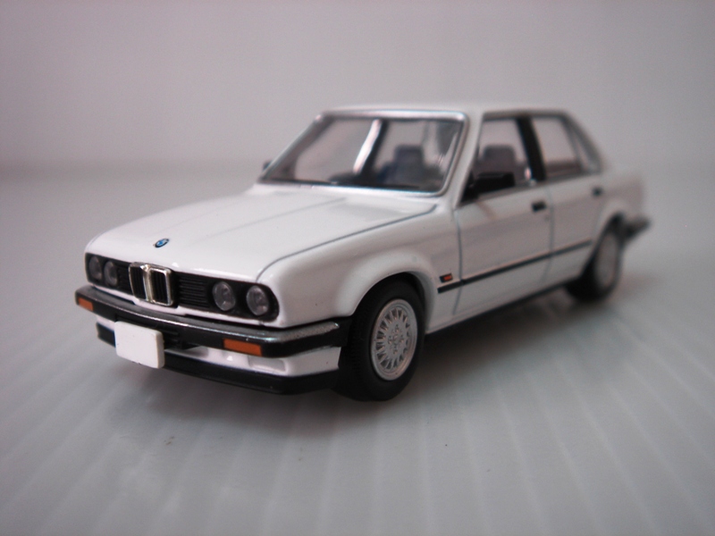 TomyTec Tomica Limited Vintage Neo LV-N93a BMW 325i (White) 01 2014 July.JPG