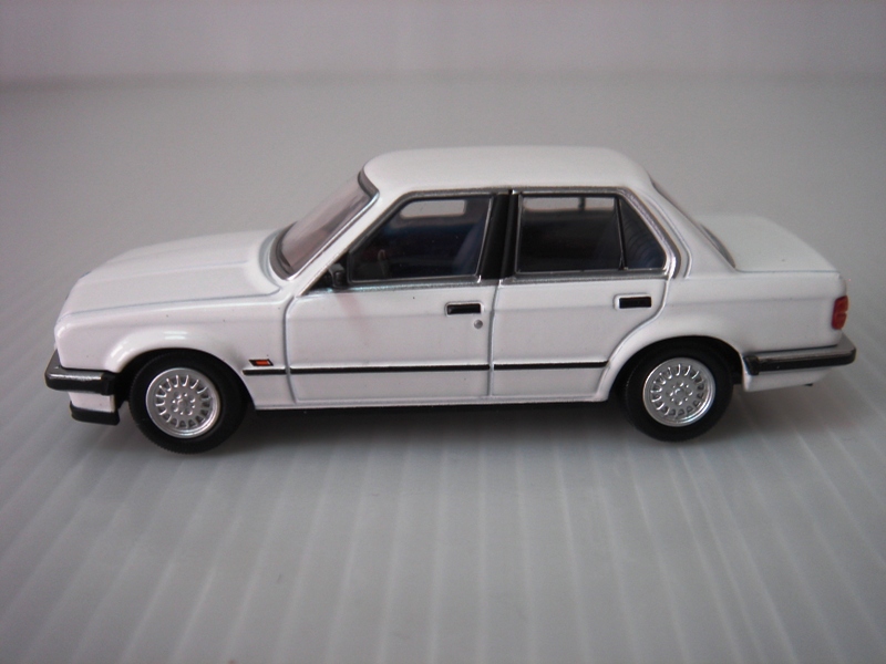 TomyTec Tomica Limited Vintage Neo LV-N93a BMW 325i (White) 02 2014 July.JPG